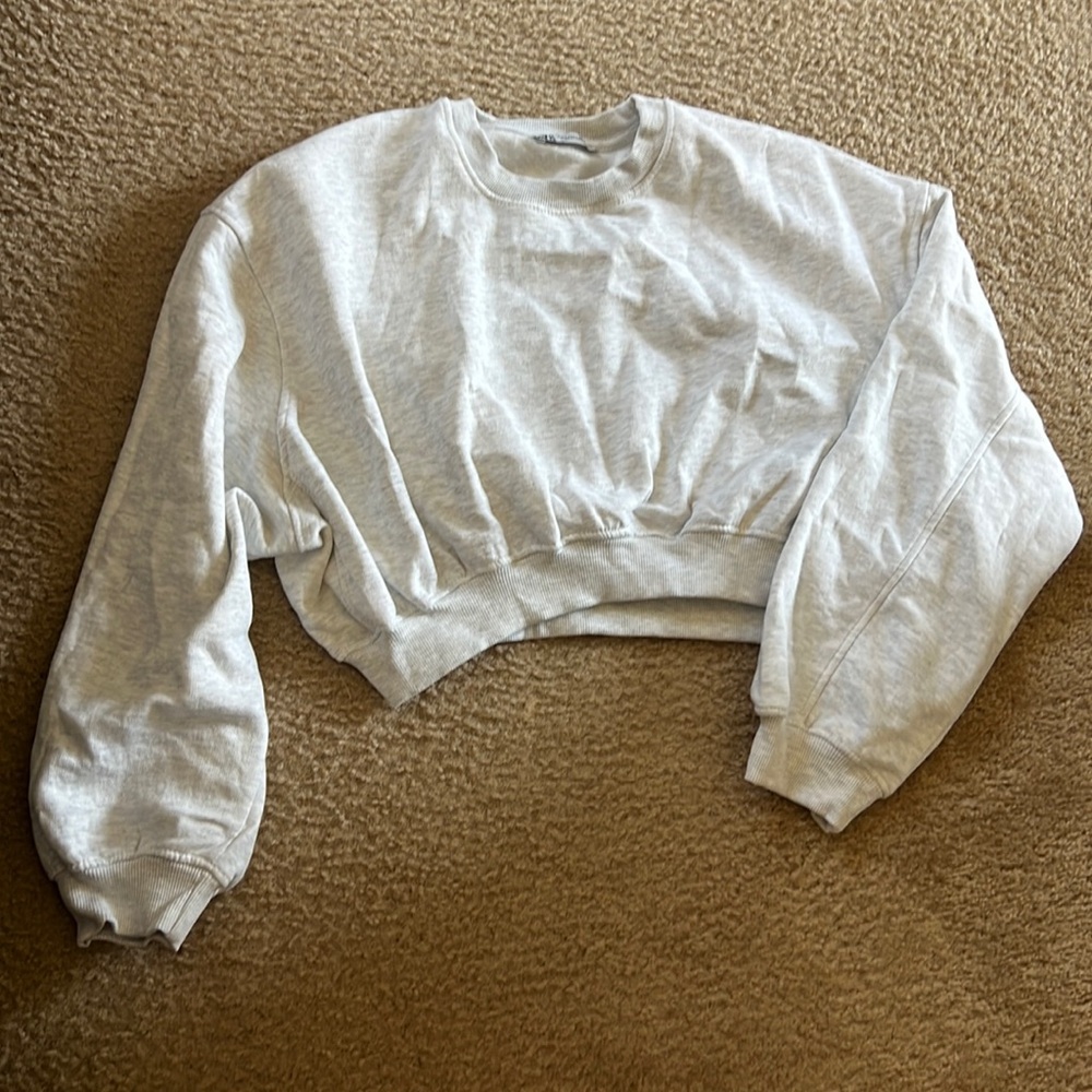 Zara women’s cropped sweatshirt in gray
